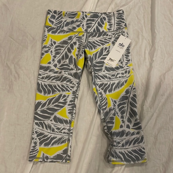 ALO Yoga Pants - Cropped ALO YOGA leggings NWT